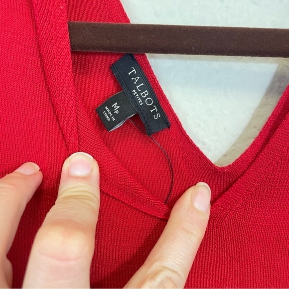 Red V-Neck Sleeveless Top - Picture 4 of 4